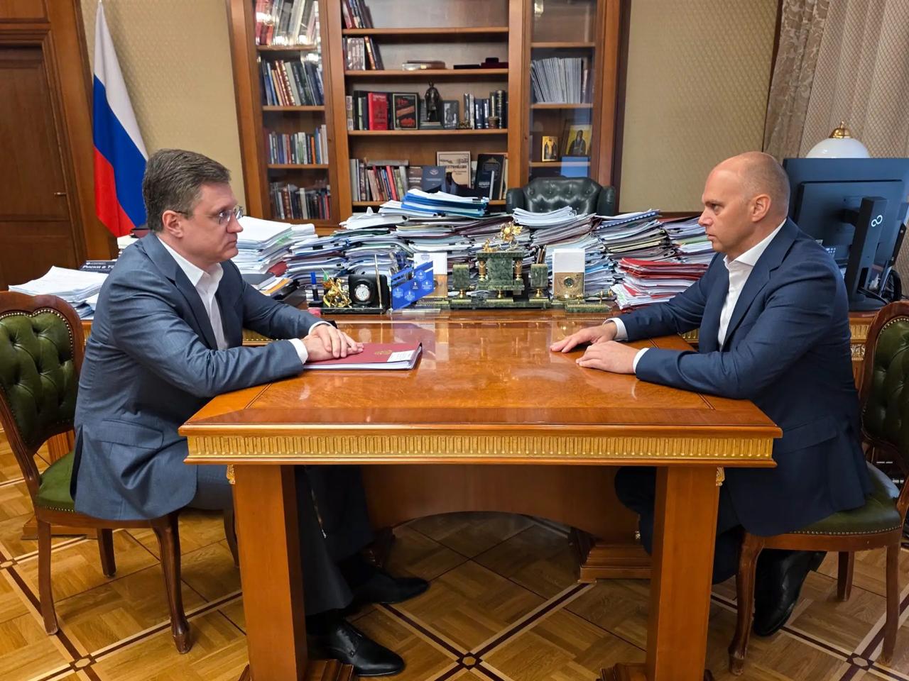 Бутылочное горлышко как символ власти (иллюстрация)